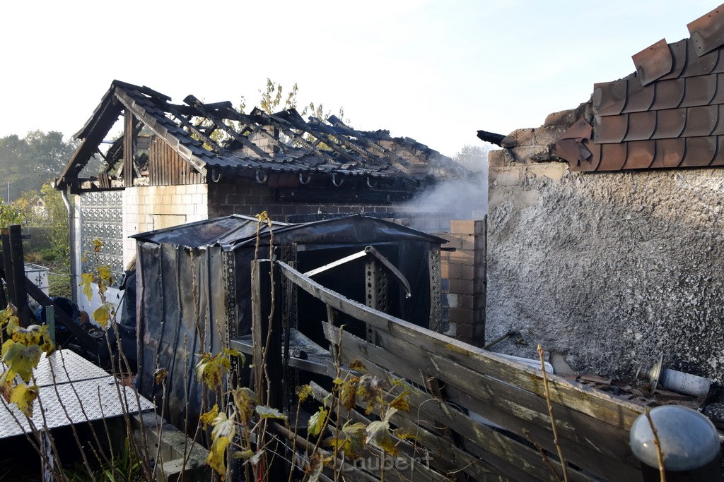 Feuer 1 brannten 3 Lauben Koeln Fuehlingen Kriegerhofstr P044.JPG - Miklos Laubert